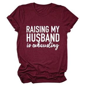 Détail d'un t-shirt bordeaux avec texte Raising My Husband et manches à revers souples