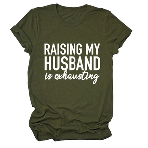 Détail du t-shirt vert armée avec l'inscription blanche RAISING MY HUSBAND IS EXHAUSTING