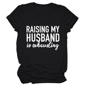Vue détaillée de l'imprimé Raising My Husband sur t-shirt noir à manches courtes femme