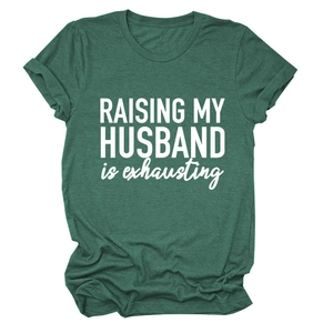 Détail du t-shirt en coton vert avec texte imprimé et revers de manches roulés