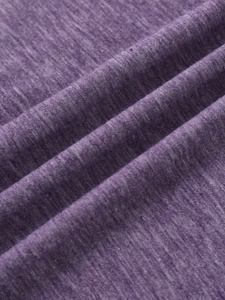 Macro-opname van gemêleerde paarse gebreide stof met elastische textuur en zachte plooien