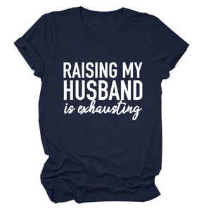 Détail de l'imprimé Raising My Husband sur t-shirt bleu marine en coton