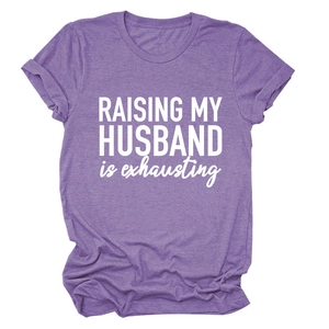 Détail du t-shirt violet avec impression de texte Raising My Husband is Exhausting