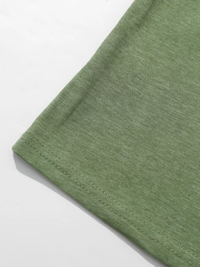 Detail van een groen T-shirt met V-hals met hoogwaardige dubbele naaldzoom en stofstructuur