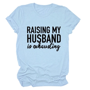 Détail de la texture du t-shirt bleu clair avec impression RAISING MY HUSBAND