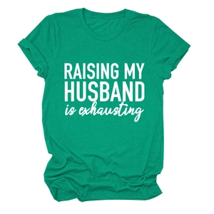 Gros plan du lettrage Raising My Husband sur un t-shirt vert aux manches roulées