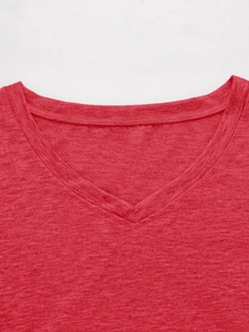 Detail van rood T-shirt met V-hals met dubbele stiknaden en fijne textuur van de stof