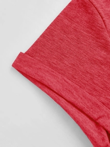 Detailopname van de opgerolde mouw van een donkerrood T-shirt met v-hals en gemêleerde stof
