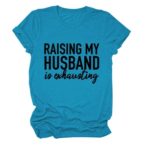 Gros plan du t-shirt bleu paon avec texte imprimé Raising My Husband et manches retroussées
