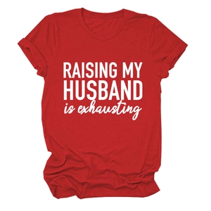 Détail du t-shirt rouge en coton avec slogan blanc RAISING MY HUSBAND IS EXHAUSTING imprimé
