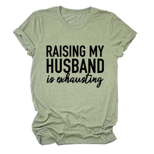 Gros plan du slogan humoristique sur un t-shirt vert à manches courtes pour femmes