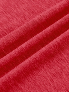 Detailopname van de rode stof met V-hals met verticale ribbeltextuur en zacht materiaal