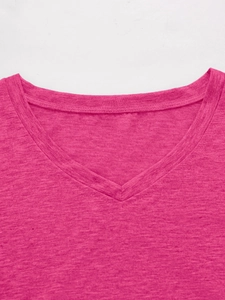 Detailopname van een rozerood T-shirt met V-hals, fijne stiksels en gemêleerde stof
