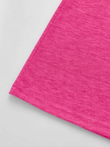 Detailopname van de dubbelnaaldse zoom en slubtextuur op roze shirt met V-hals