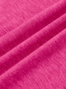 Detailopname van de magenta textieltextuur met zachte geweven details voor dames