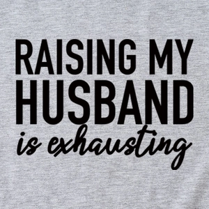 T-shirt gris en coton avec slogan Raising My Husband Is Exhausting imprimé