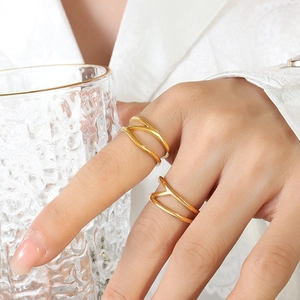 Minimalist double layer wavy golden ring in stainless steel for a modern fashion look