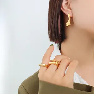 Ensemble de boucles d'oreilles et bagues géométriques en or au style minimaliste
