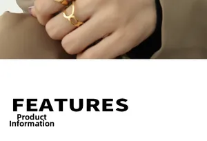 Détail d'une large bague dorée et de bagues géométriques évidées sur les doigts