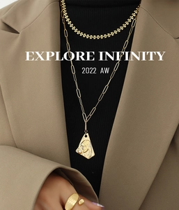 Vue détaillée du collier à pendentif portrait et de la bague dorée à texture alvéolée