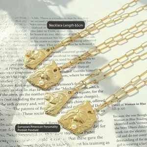 Collier perle baroque avec pendentif portrait irrégulier et chaîne en or de 65 cm