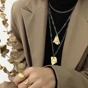 Collier français vintage en acier titane avec perle baroque et médaillon de portrait