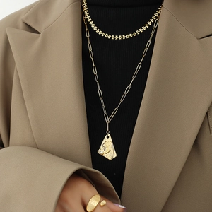 Collier perle baroque avec pendentif portrait, chaîne trombone et bague dorée texturée