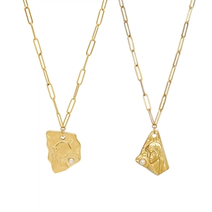 Collier maille trombone doré style français avec pendentif portrait et perle d'eau