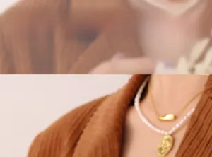 Gros plan d'un collier double rang avec pendentif en or et perles blanches élégantes