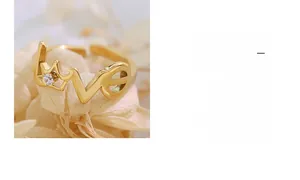 Détail de la bague ajustable en or 18K avec lettrage LOVE et sertissage d'un zircon