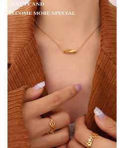 Details der vergoldeten Schlangenkette mit Dreh-Anhänger und LOVE Ring-Set