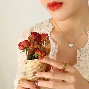 Collier cœur plaqué or 18 carats avec nacre blanche et ensemble de bagues assorties