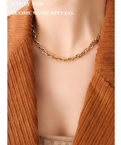 Gros plan du collier à grosse maille dorée avec des détails de texture de style corde