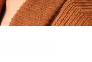 Gros plan détaillé sur la texture du tissu en velours côtelé marron du col