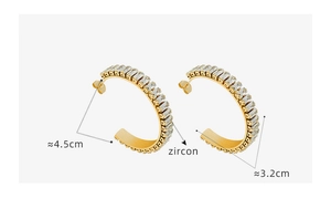 Détail de boucles d'oreilles dorées en C avec zircons et dimensions 4,5cm par 3,2cm