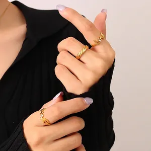Ensemble de trois bagues dorées avec découpe LOVE, pierres en zircon et design torsadé