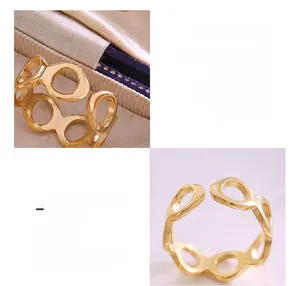 Vue détaillée d'une bague ajustable en acier inoxydable plaqué or 18 carats ajouré