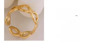 Détail d'une bague ajustable plaquée or avec découpes en 8 dans un style minimaliste élégant