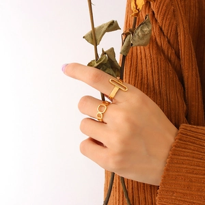 Minimalist square hollow gold ring set with vintage geometric chain design for women