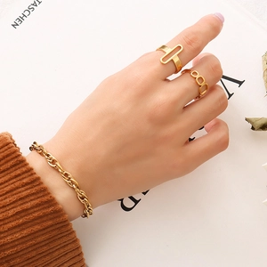 Ensemble hip-hop avec bracelet chaîne gourmette dorée et bagues dorées géométriques