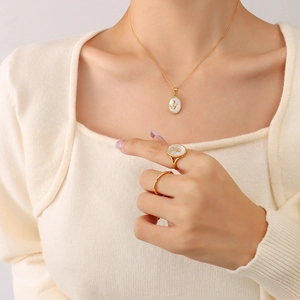 Elegante set di gioielli dorati con collana a tulipano e anello in madreperla
