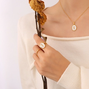 Set anello e collana vintage oro stile francese con elegante intarsio in madreperla
