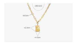 Détail du collier hip hop doré montrant le pendentif portrait et les spécifications