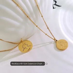Collier minimaliste en acier doré avec pendentif portrait et chaîne de 40cm plus 5cm
