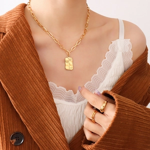 Collier Pendentif Carré Visage Abstrait Vintage Acier Titane Plaqué Or 18K Style Art Hip Hop Bijoux Étiquette Irrégulière Homme Femme