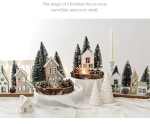 Detalle macro de casita de madera nórdica y árbol de Navidad LED en base de madera