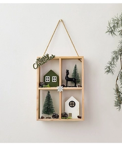 Detalle decorativo de caja de sombra navideña con ciervo, árboles y Merry Christmas