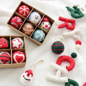 Set de adornos de fieltro de lana navideños con copos de nieve y motivos festivos