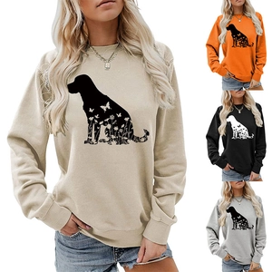 Détail de l'imprimé floral silhouette de chien sur des sweats à col rond en plusieurs couleurs