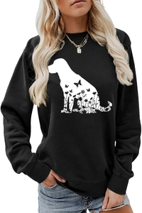 Détail d'une silhouette de chien à motifs floraux sur un sweat noir à manches longues